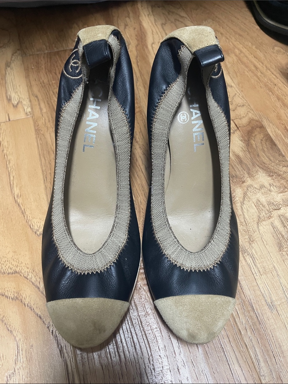 CHANEL Black Leather and Beige Suede Cap-Toe Ballet Flats